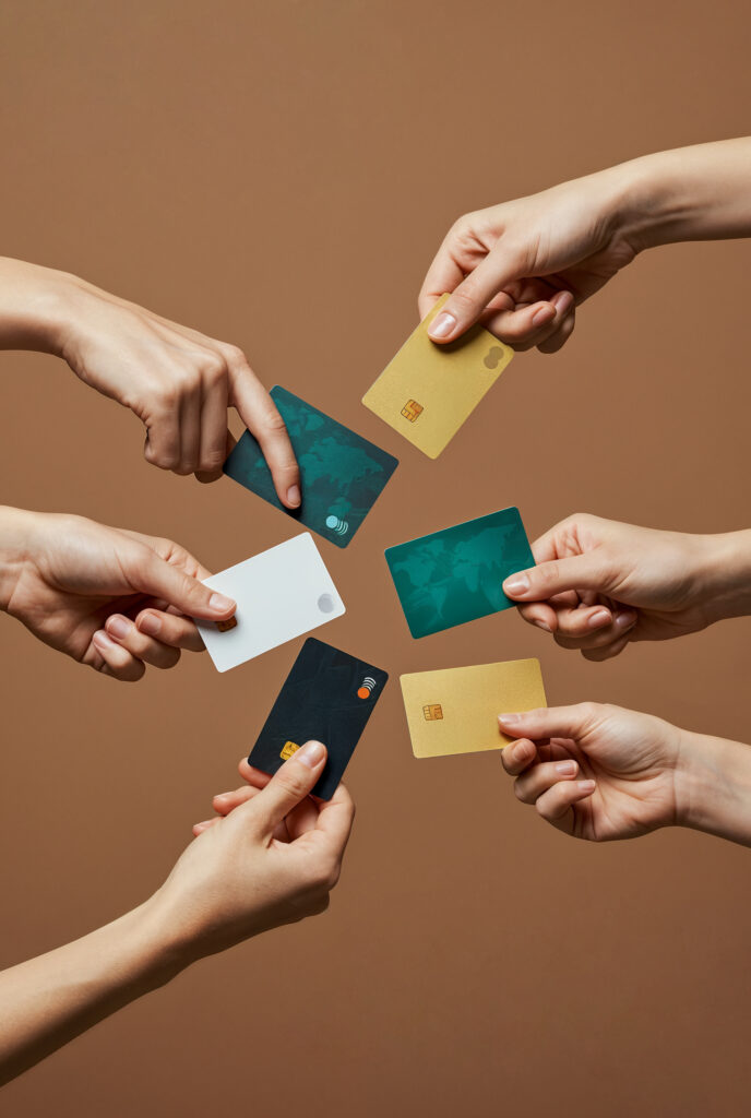 Manos sosteniendo diferentes tipos de tarjetas.